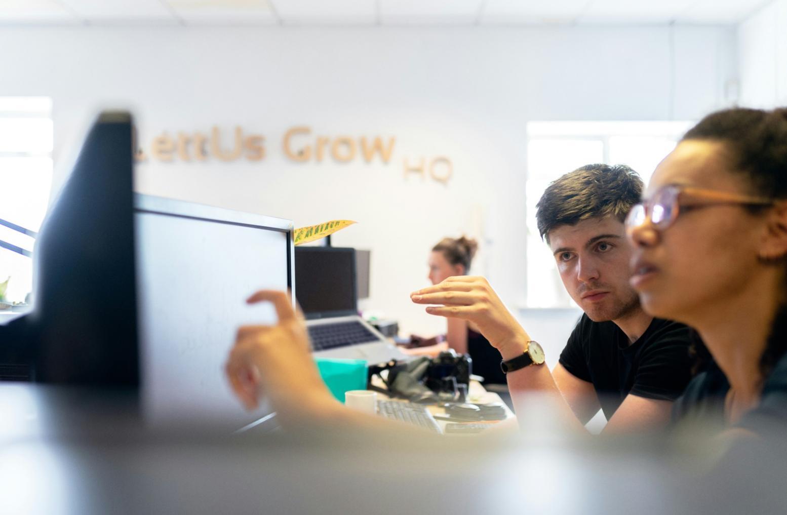 Ambiente de trabalho com análises financeiras em processo